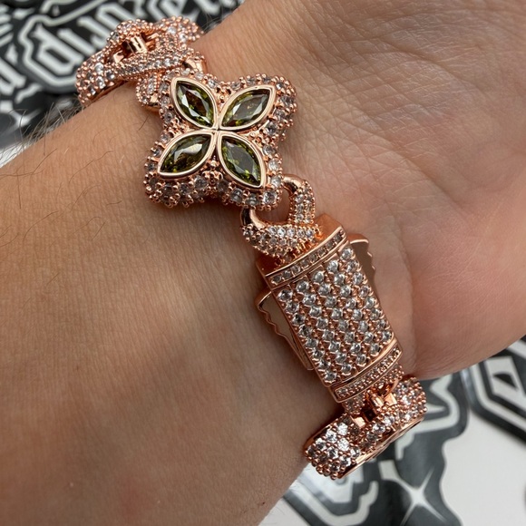 Iced R-Gold Deep Green Clover Flower - Picture 7 of 8